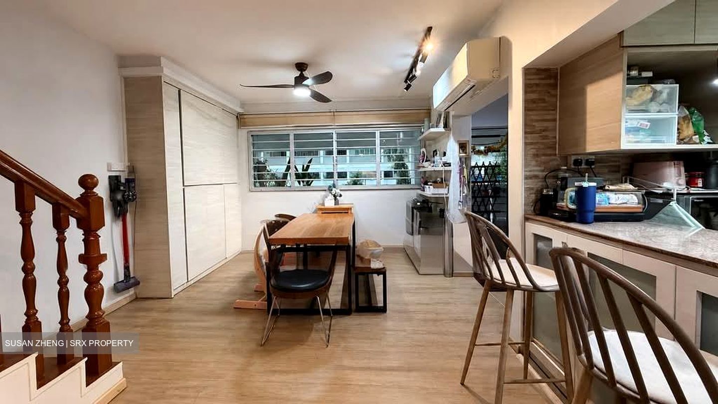 Blk 327 Jurong East Street 31 (Jurong East), HDB Executive #569743781